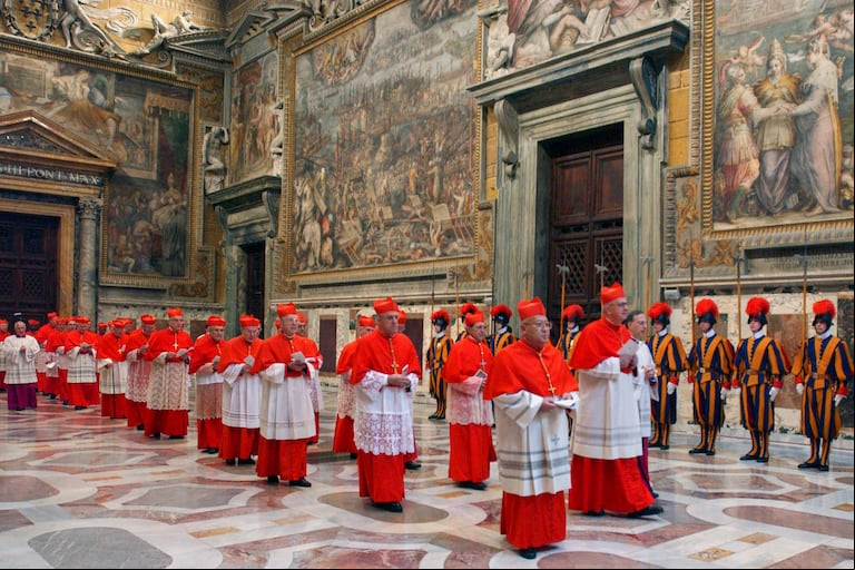 Los cardenales caminan en procesión hacia la Capilla Sixtina en el Vaticano, al comienzo del cónclave, el 18 de abril de 2005. (Osservatore Romano via AP, archivo)