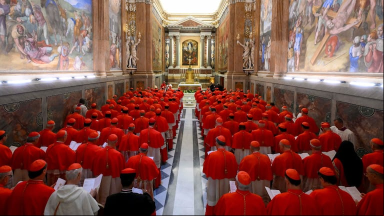 Los cardenales menores de 80 años eligen un nuevo papa. (Foto: AP)