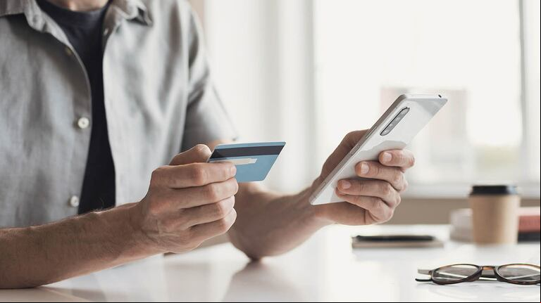 Los ciberataques terminan con el vaciamiento de cuentas bancarias y el no autorizado a los datos de las tarjetas de créditos. (Foto: Adobe Stock).