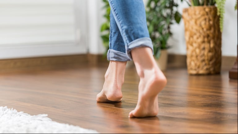 Los científicos recomiendan andar descalzos en casa por un tema estrictamente sanitario. (Foto: Adobe Stock)
