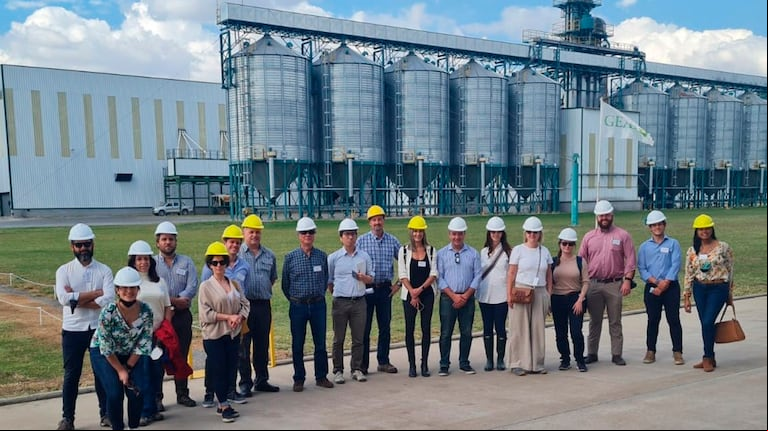 Los diplomáticos de 4 continentes al visitar una planta de semillas en Rojas. (Foto: BCBA)
