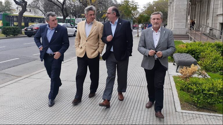 Los dirigentes de la mesa de enlace intentan lograr una quita de las retenciones tras el rechazo del Presupuesto 2022, que otorgaba la facultad de que el Ejecutivo nacional pudiera fijarlas durante otros 2 años.