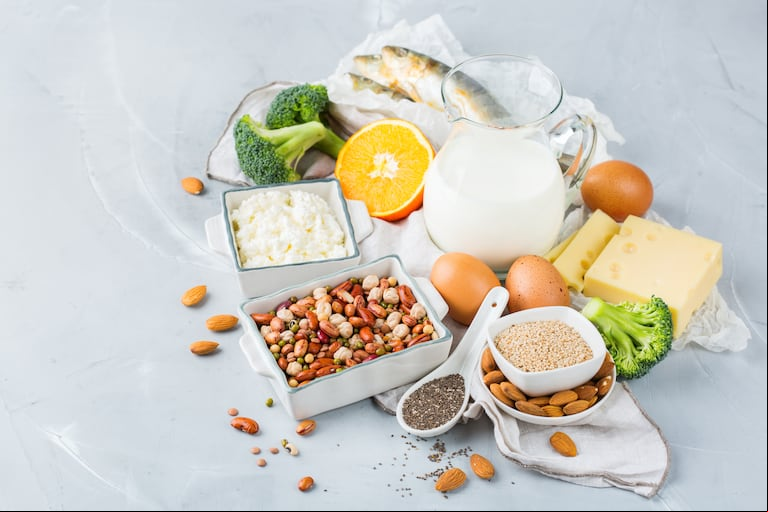 Los especialistas recomiendan realizar una dieta balanceada rica en calcio, vitaminas y nutrientes. (Foto: Adobe Stock)