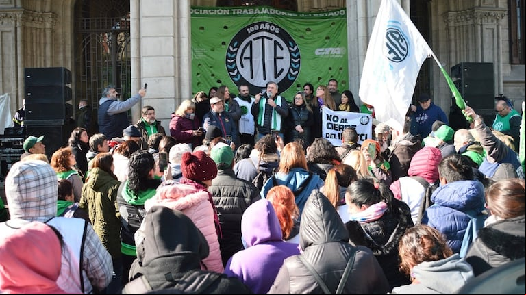 Los estatales preparan medidas de fuerza para reclamar por la renovación de 65.000 contratos que vencen este lunes. (Foto: ATE).