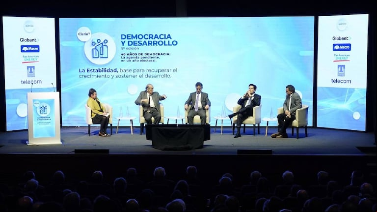 Los exponentes de la charla celebrada el 11 de julio con Ricardo Arriazu, Carlos Melconian y Daniel Artana. (Foto: Clarín/Fernando de la Orden)