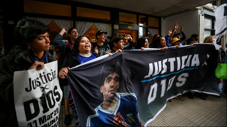 Los fanáticos de Maradona reclaman justicia en la puerta de los Tribunales de San Isidro (Foto: Reuters)
