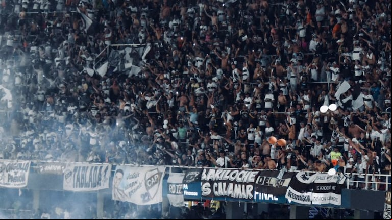 Los fanáticos del Calamar quieren la revancha en Santiago del Estero, tras perder la final con Rosario Central en 2023 (Foto: X@LigaAFA).