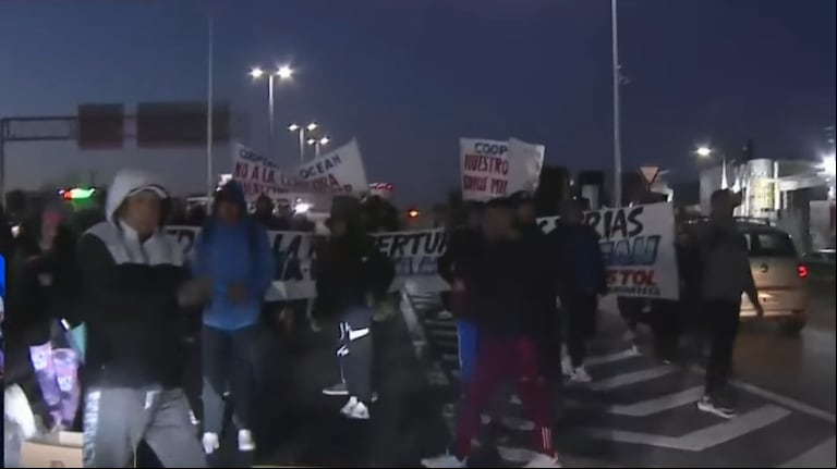 Los feriantes cortaron ambos carriles de Camino Negro. (Foto: TN).