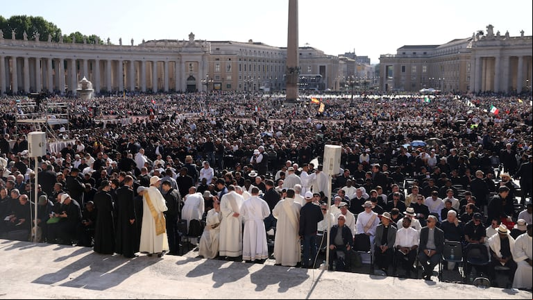 Los fieles se reúnen en la Plaza de San Pedro, el día en que el Papa León XIV celebra su misa inaugural, en el Vaticano. (Foto: REUTERS/Claudia Greco)