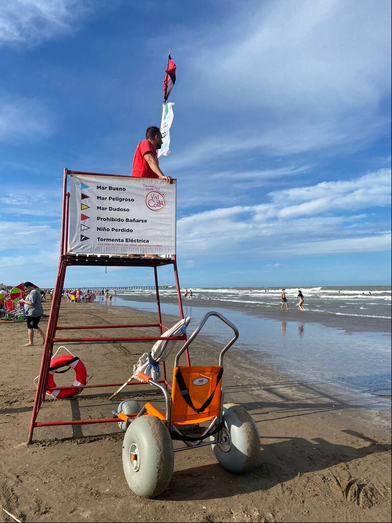 Los guardavidas consiguieron la silla anfibia gracias a que su caso se conoció en TN y La Gente. (Foto: gentileza Juan Bertetti)