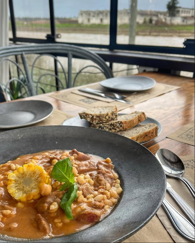 Los guisos también tienen su espacio en la carta de este resto grill que permite comer con una espectacular vista al río. (Foto: instagram @latianiata)