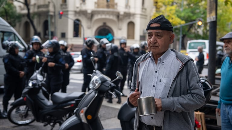Los haberes bajos son el principal reclamo de las marchas semanales de los jubilados frente al Congreso. (Foto: Agustina Ribó/TN).