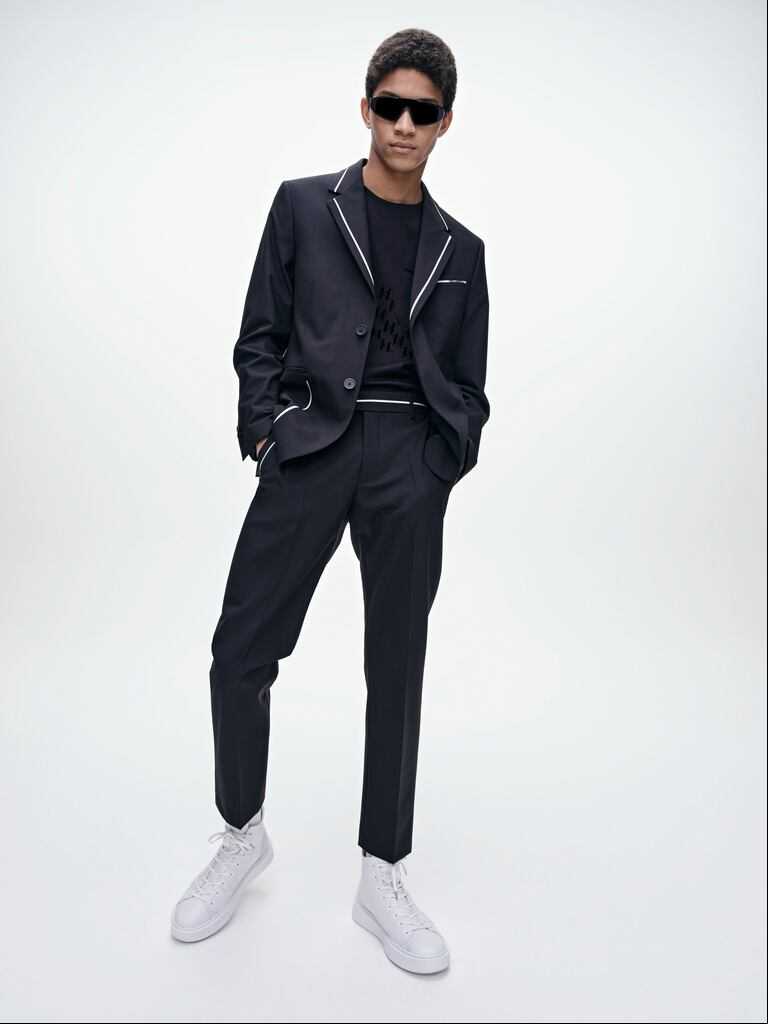 Los hombres también usan trajes más informales y con zapatillas. (Foto: Karl Lagerfeld/dpa)