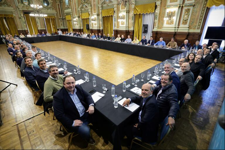 Los intendentes peronistas actuales y electos se reunieron con Massa y Kicillof en La Plata. (Foto: Prensa Gobierno de la provincia de Buenos Aires)