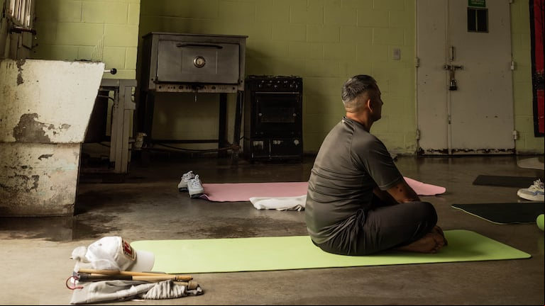 Los internos esperan con sus mat en el piso y el espacio limpio (Foto: Instagram @moksha.yogaenlacarcel).