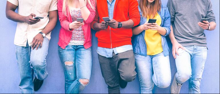 Los jóvenes pasan varias horas conectados con sus celulares. (Foto: Adobe Stock)
