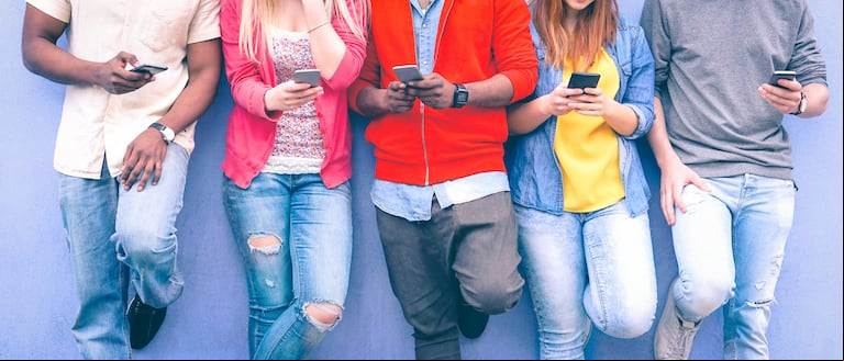 Los jóvenes pasan varias horas conectados con sus celulares, lo que les genera dependencia. (Foto: Adobe Stock)