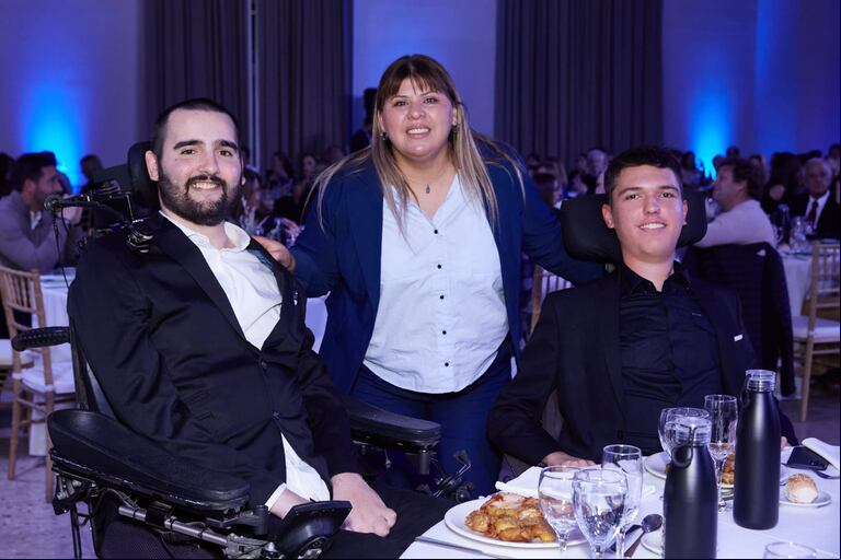 Los jugadores comieron las famosas milanesas de Antonia Farías, la cocinera de la Selección que se consagró en Qatar. (Foto: Fundación Powerchair Football Argentina)
