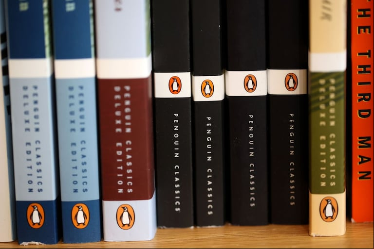 Los libros de Penguin Random House comienzan a incluir una advertencia que prohíbe el uso de los textos para entrenar a modelos de IA. (Foto: AFP/Justin Sullivan)