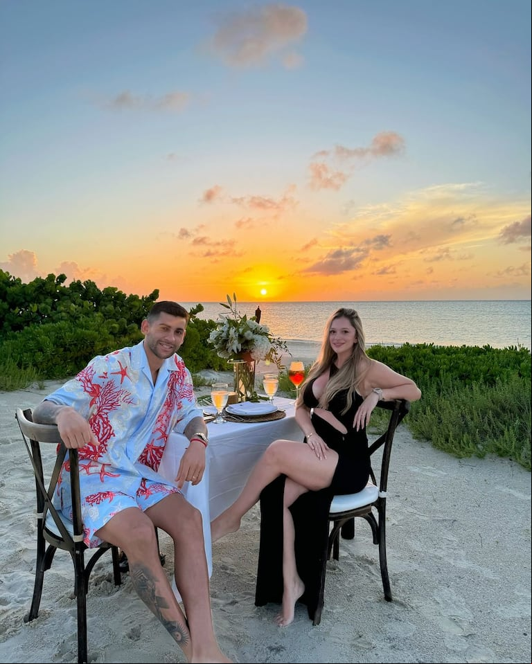 Los looks de Cuti Romero y Karen Cavaller durante su cita en la playa. (Foto: Instagram/@cutiromero2)