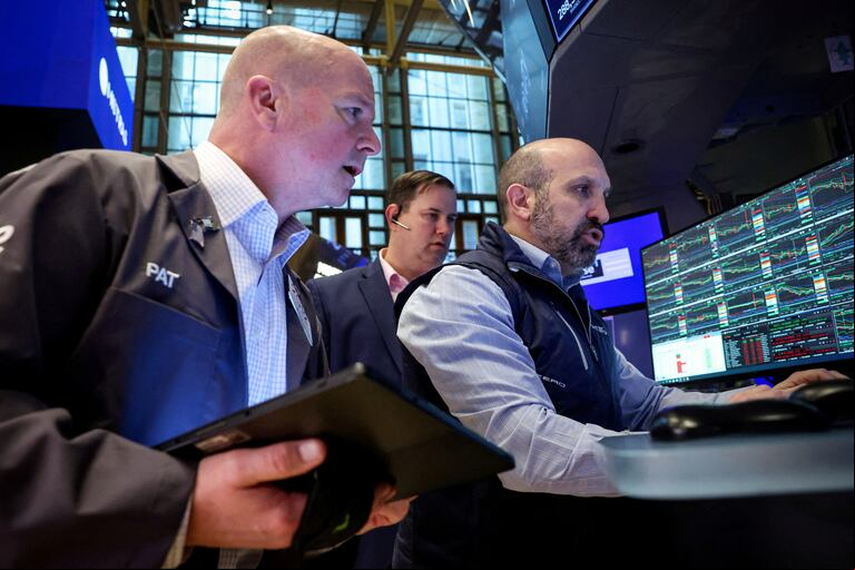 Los mercados comienzan el día con subas. (Foto: REUTERS/Brendan McDermid)