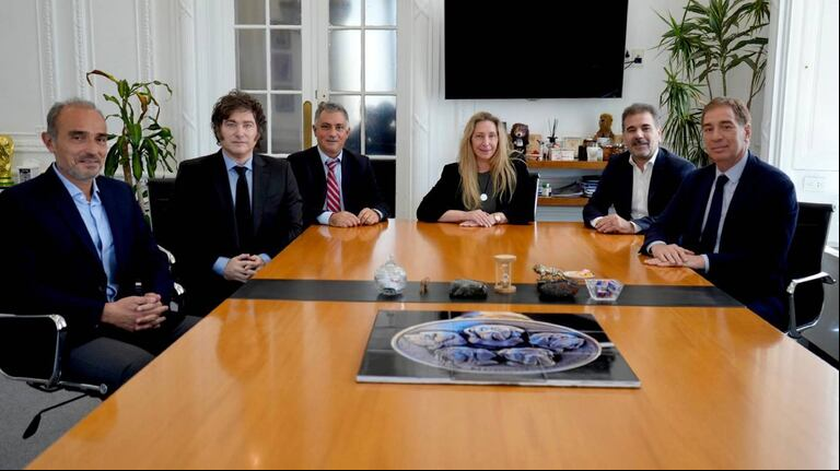 Los Milei, Lule Memem y Sebastián Pareja con Cristian Ritondo y Diego Santilli (Foto: X @madorni)