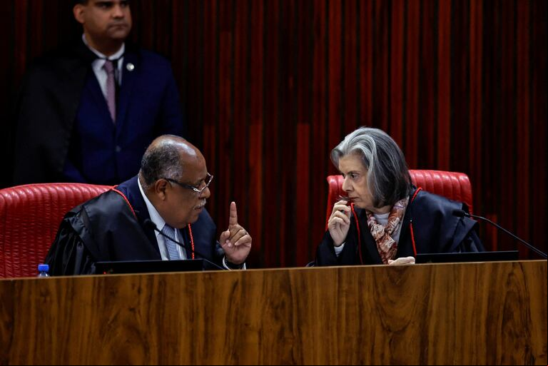 Los ministros de la corte Benedito Goncalves y Carmen Lucia hablan durante el juicio celebrado en Brasilia (Foto: Reuters/Ueslei Marcelino)