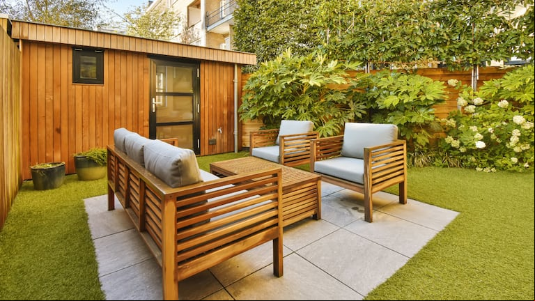 Los muebles de madera son la mejor opción para tu jardín sin gastar demasiado (Foto: Adobe Stock).