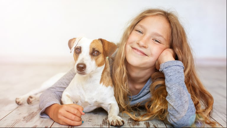 Los niños con perros en la casa tendrían menos probabilidades de experimentar alergias al huevo, la leche y las nueces. (Foto: Adobe Stock)