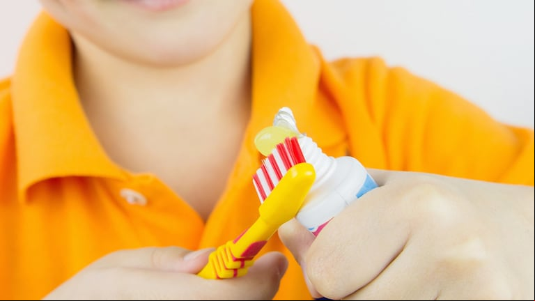 Los niños suelen cepillarse más fuerte los dientes, por lo que se recomienda hacer un recambio más frecuente de los cepillos. Foto: Adobe Stock.
