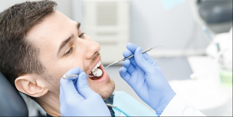 Los odontólogos evalúan si el paciente puede recibir un implante dental. (Foto: Adobe Stock)