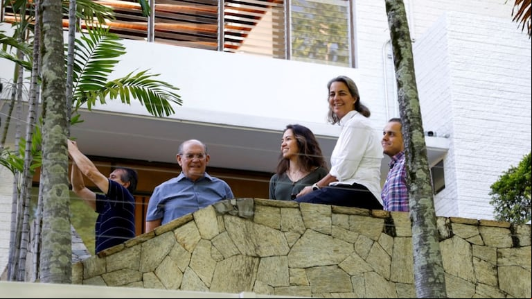 Los opositores venezolanos Humberto Villalobos, Omar González, Claudia Macero, Magalli Meda y Pedro Urruchurtu Noselli estuvieron catorce meses asilados en la embajada argentina en Caracas. (Foto Reuters/Leonardo Fernandez Viloria).