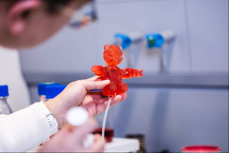 Los ositos del pastel son pequeños robots; también son comestibles. (Foto: Jamani Caillet/EPFL)