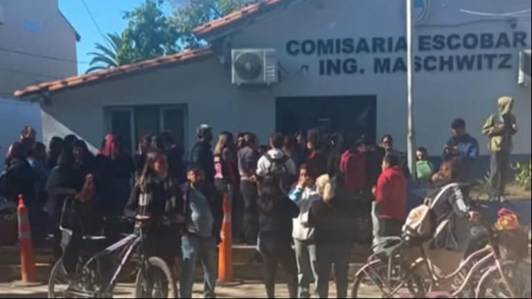 Los padres de los alumnos hicieron una denuncia policial colectiva. (Foto: Gentileza El Día de Escobar).