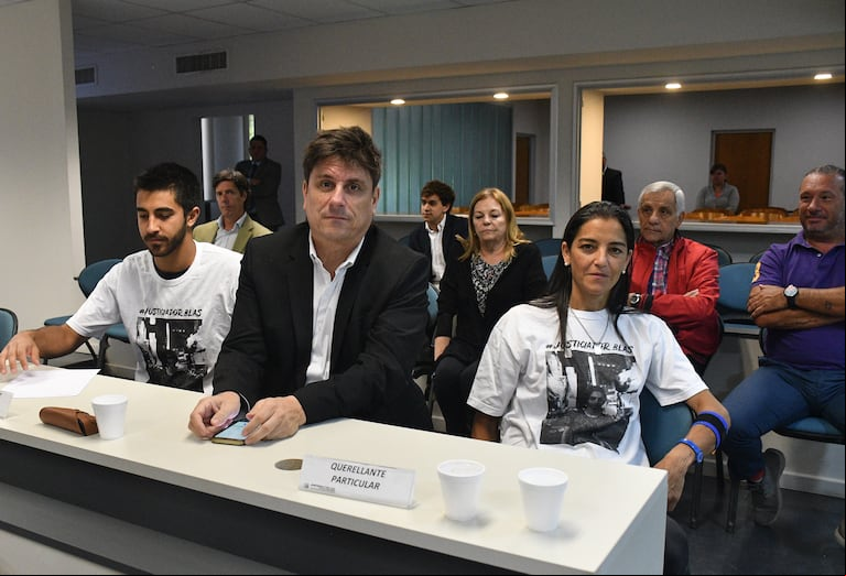 Los papás de Blas Correas, en una de las audiencias del juicio. (Foto: Télam/Laura Lescano)