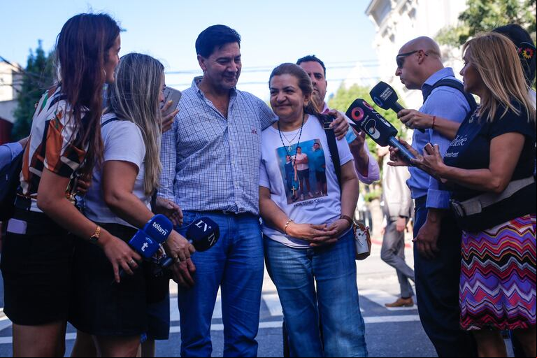 Los papás de Fernando Báez Sosa ante los medios de comunicación luego de salir de los Tribunales de Dolores. (Foto: Télam/Diego Izquierdo)