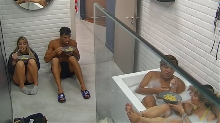 Los participantes de "Gran hermano" mientras comían fideos en el baño. (Foto: Captura Twitter/ellauchaokey)