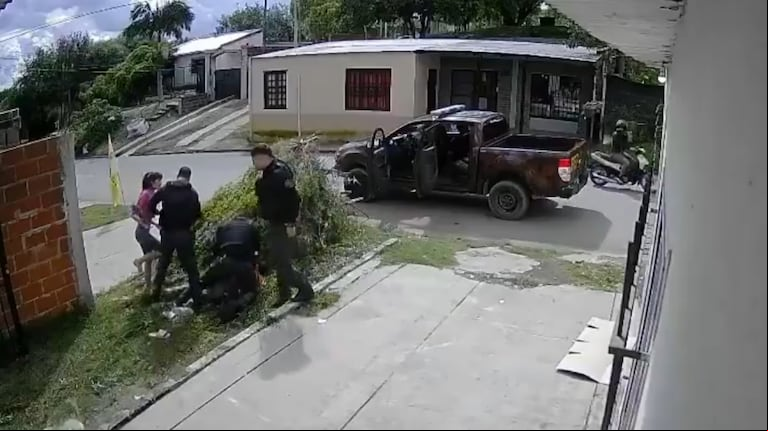 Los policías metieron al joven adentro de la caja de la camioneta. (Foto: captura de video/TN).