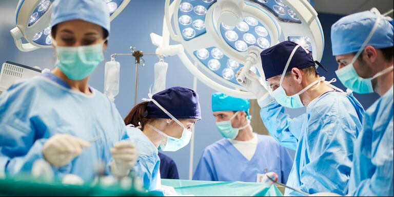 Los profesionales realizaron las tres intervenciones en el Garrahan.  (Foto: Adobe Stock)