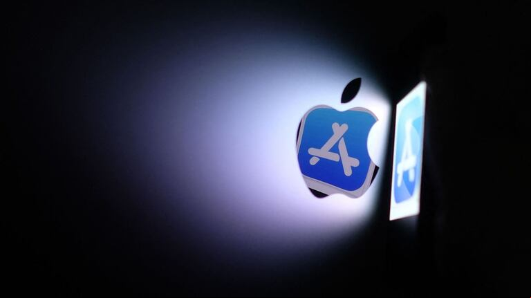 ¿Los s de iPhone y iPad podrán descargar aplicaciones externas a la tienda oficial? (Foto: AFP/Chris DELMAS)