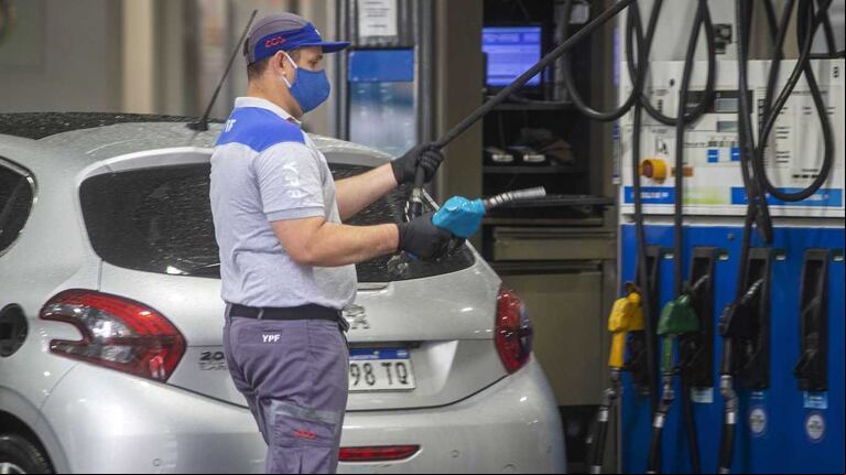 Los s de la billetera digital de Banco Provincia pueden ahorrar al cargar combustibles en estaciones YPF adheridas. (Foto: Damián Dopacio/NA).