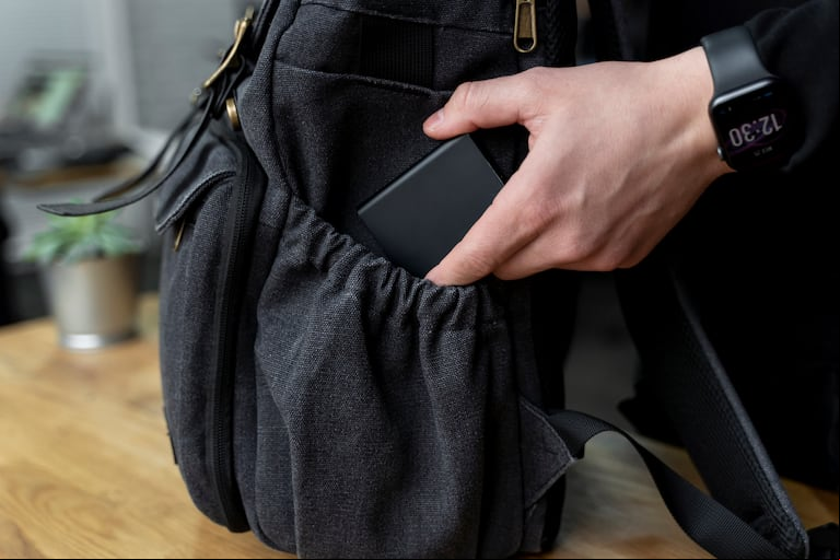 Los tarjeteros slim son hechos con distintos materiales. Unos más resistentes que otros. (Foto: Freepik)
