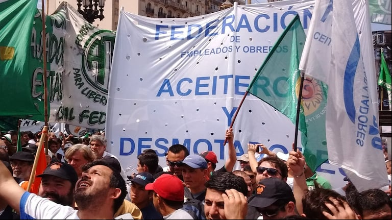 Los trabajadores aceiteros iniciarán un paro nacional por tiempo indeterminado en rechazo a la Ley Bases. (Foto: X / @FTCIODyARA)