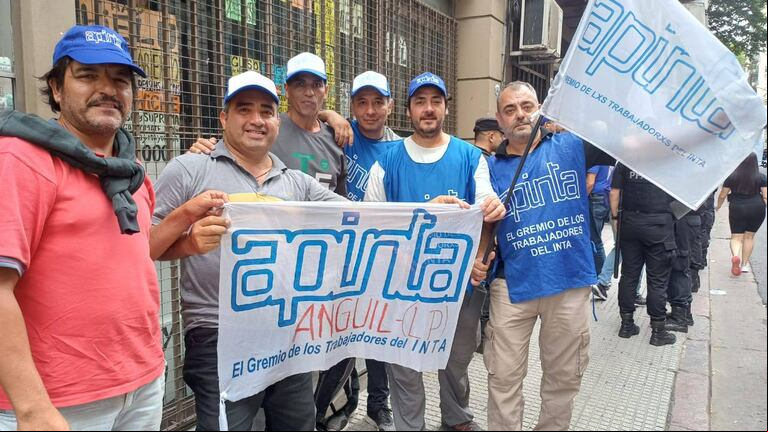 Los trabajadores del INTA protestaron contra la reestructuración impulsada por el Gobierno nacional. (Foto: Facebook APINTA El Colorado).