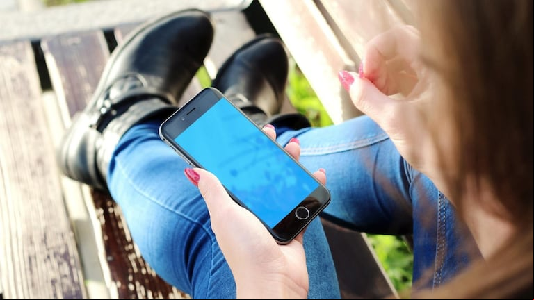 Los tres primeros países tienen un gran número de personas que pasan más de cinco horas con el celular. (Foto: Pixabay)