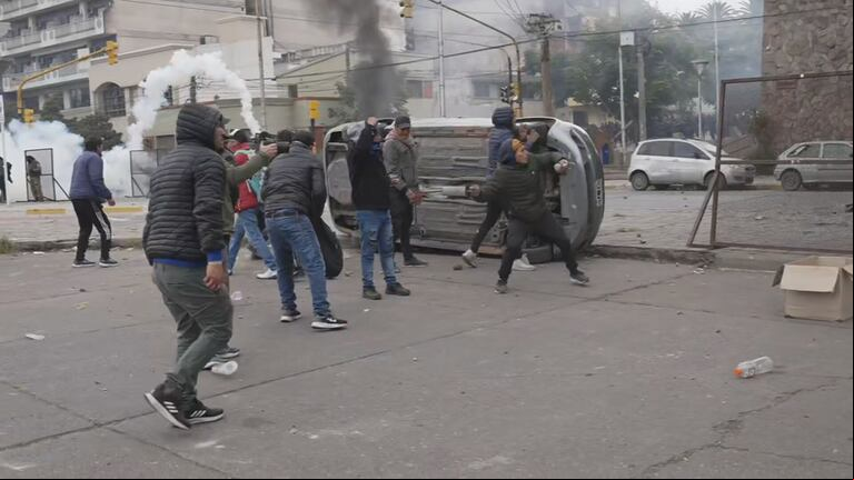 Los uniformados emplearon balas de goma y gases lacrimógenos para repeler los incidentes.