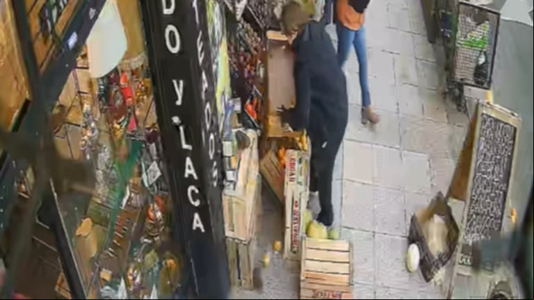 Los vecinos ayudaron a los dueños a juntar la mercadería que tiró el agresor (Captura de video: Facebook Samuel Mármol).