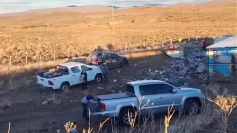 Los vecinos cargaban los alimentos en sus camionetas 4x4. (Foto: Captura de video/LU24).