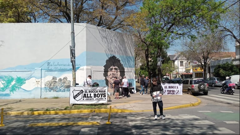 Los vecinos juntan firmas para lograr la cesión de los terrenos. (Foto: El Rocca para All Boys)