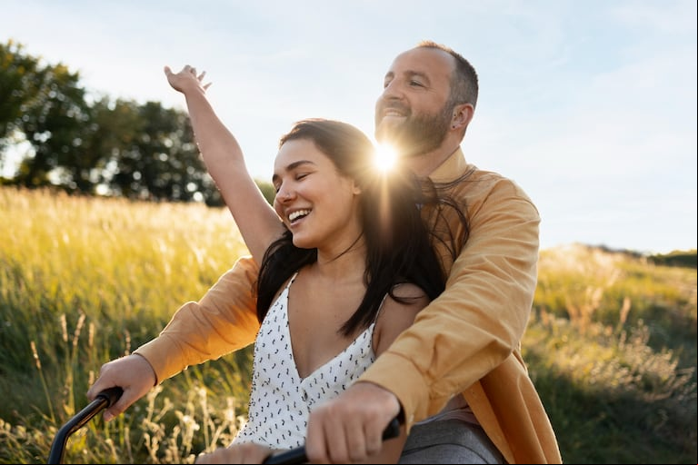 Los vínculos humanos son la clave de la felicidad, según Harvard. (Foto: Freepik).